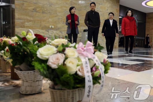 더불어민주당의 통일교 및 공천뇌물 특검 수용을 촉구하며 3일째 단식을 이어가고 있는 장동혁 국민의힘 대표가 17일 오후 서울 여의도 국회 로텐더홀에서 응원 꽃다발을 바라보고 있다. 2026.1.17/뉴스1 ⓒ News1 황기선 기자