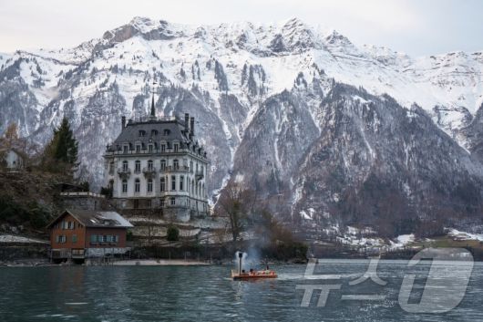 브리엔츠 호수에서 즐기는 온수 욕조(스위스관광청 제공)