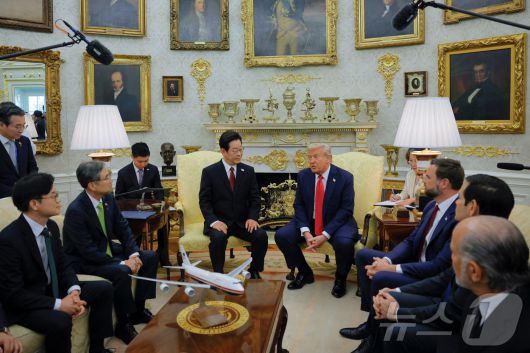 이재명 대통령이 25일(현지시간) 미국 워싱턴 백악관에서 도널드 트럼프 미국 대통령과 한미 정상회담을 하고 있다. ⓒ 로이터=뉴스1 ⓒ News1 신웅수 기자