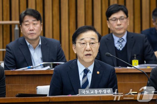 김윤덕 국토교통부 장관이 15일 서울 여의도 국회에서 열린 제431회 국회(임시회) 12.29 여객기 참사 진상규명을 위한 국정조사특별위원회 제3차 전체회의에서 여야 의원들의 자료제출 요구에 답변하고 있다. 2026.1.15/뉴스1 ⓒ News1 유승관 기자