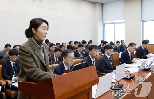 강선우 더불어민주당 의원이 지난해 11월 서울 여의도 국회에서 열린 제429회국회(정기회) 기획재정위원회 제6차 전체회의에서 관세법 일부개정법률안 관련 제안 설명을 하고 있다. 2025.11.12/뉴스1 ⓒ News1 이승배 기자