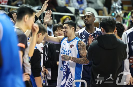 18일 오후 서울 송파구 잠실실내체육관에서 열린 2025-2026 LG전자 프로농구 올스타전 팀 브라운과 팀 코니의 경기, 팀 브라운 이선 알바노가 3점슛 콘테스트 우승 후 동료들에게 축하를 받고 있다. 2026.1.18/뉴스1 ⓒ News1 김도우 기자