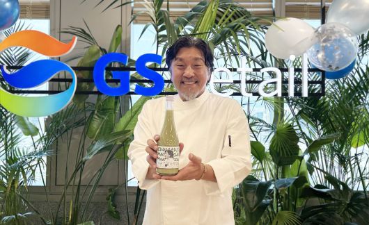 에드워드 리 셰프가 GS25 협업 상품으로 출시한 '이균말차막걸리'를 들고 포즈를 취하고 있다. (GS리테일 제공)