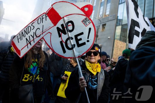 12일(현지시간) 미국 뉴욕시에서 이민세관단속국(ICE)에 반대하는 시위 참여자들이 행진하고 있다. 2026.01.12. ⓒ 로이터=뉴스1 ⓒ News1 윤다정 기자