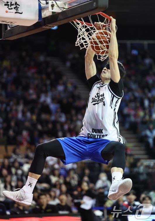 18일 오후 서울 송파구 잠실실내체육관에서 열린 2025-2026 LG전자 프로농구 올스타전 덩크슛 콘테스트에서 서울 삼성 조준희가 눈을 가리고 덩크슛을 성공하고 있다. 2026.1.18/뉴스1 ⓒ News1 김도우 기자