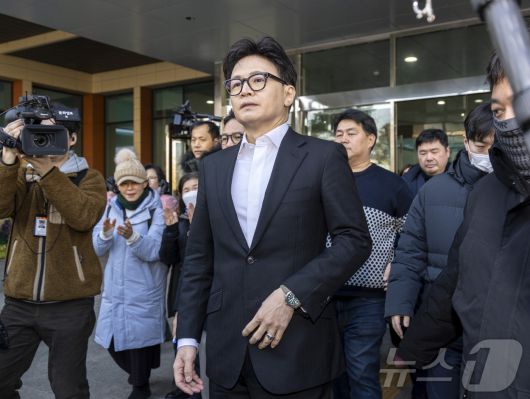 한동훈 국민의힘 전 대표가 14일 국회 소통관에서 당 윤리위원회가 본인을 제명 결정한 것과 관련해 입장을 밝힌 뒤 회견장을 떠나고 있다. (공동취재) 2026.1.14/뉴스1 ⓒ News1 신웅수 기자