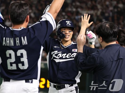 15일 오후 일본 도쿄돔에서 열린 월드베이스볼클래식(WBC) 대비 평가전 '2025 케이 베이스볼 시리즈(K-BASEBALL SERIES)' 일본과의 1차전 경기. 대한민국 송성문이 4회초 무사 주자 없는 상황, 안현민에 이은 백투백 홈런을 때린 뒤 기쁨을 나누고 있다. 2025.11.15/뉴스1 ⓒ News1 구윤성 기자