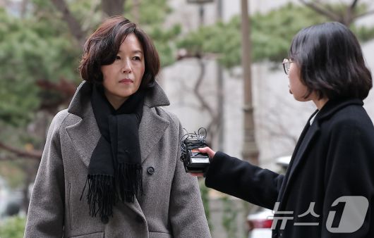 '공천 헌금' 의혹을 받는 김경 서울시의원이 18일 오전 서울 마포구 서울경찰청 광역수사단 공공범죄수사대에서 피의자 신분으로 경찰 조사를 받기 위해 출석하며 취재진을 바라보고 있다. 2026.1.18/뉴스1 ⓒ News1 김성진 기자