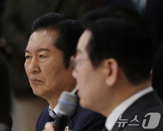 정청래 더불어민주당 대표가 16일 청와대 상춘재에서 열린 정당 지도부 초청 오찬에서 이재명 대통령의 발언을 경청하고 있다. (청와대통신사진기자단) 2026.1.16/뉴스1 ⓒ News1 허경 기자