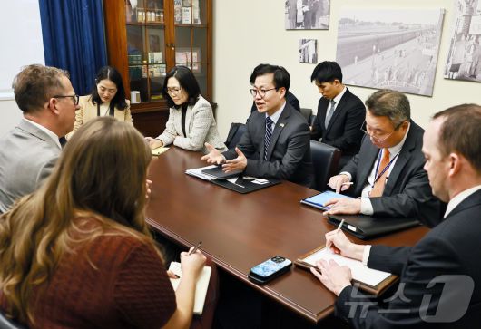 여한구 산업통상부 통상교섭본부장이 14일 미국 워싱턴 D.C. 의회에서 에이드리언 스미스 미국 의회 무역 소위원회 위원장(하원의원)과 면담을 갖고있다. (산업통상부 제공. 재판매 및 DB 금지) 2026.1.15/뉴스1
