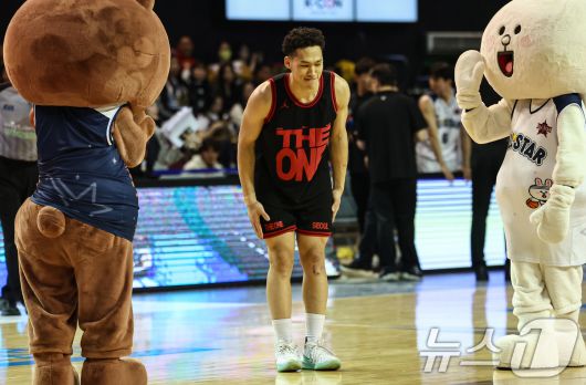 18일 오후 서울 송파구 잠실실내체육관에서 열린 2025-2026 LG전자 프로농구 올스타전 1대1 콘테스트 결선에서 SK 에디 다니엘이 승리 후 팬들에게 인사하고 있다. 2026.1.18/뉴스1 ⓒ News1 김도우 기자