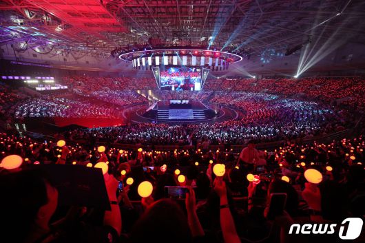 14일 서울 송파구 올림픽공원 KSPO돔에서 열린 '2024 리그오브레전드 챔피언스 코리아(LCK) 스프링' 결승전 T1과 젠지e스포츠의 경기에서 관중이 자리를 가득 채우고 있다. 2024.4.14/뉴스1 ⓒ News1 신웅수 기자