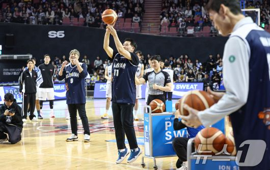 18일 오후 서울 송파구 잠실실내체육관에서 열린 2025-2026 LG전자 프로농구 올스타전 팀 브라운과 팀 코니의 경기, 팀 브라운 조상현 감독이 3점 슛 대결을 하고 있다. 2026.1.18/뉴스1 ⓒ News1 김도우 기자