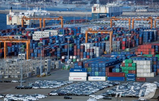 지난해 한국의 수출이 사상 처음 7000만달러를 넘겼다. 역대 최대 실적 기록이다. 반도체 수출이 1734억달러로 역대 최대치를 경신하며 전체 수출 증가를 견인했다. 산업통상자원부는 1일 발표한 '2025년 연간 및 12월 수출입 동향'에서 2025년 수출이 전년 대비 3.8% 증가한 7097억 달러를 기록해 역대 최대치를 달성했다고 밝혔다. 사진은 이날 경기 평택시 포승읍 평택항에 수출용 컨테이너가 세워져 있는 모습. 2026.1.1/뉴스1 ⓒ News1 김성진 기자