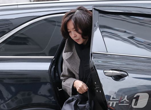 '공천 헌금' 의혹을 받는 김경 서울시의원이 18일 오전 서울 마포구 서울경찰청 광역수사단 공공범죄수사대에서 피의자 신분으로 경찰 조사를 받기 위해 출석하고 있다. 2026.1.18/뉴스1 ⓒ News1 김성진 기자