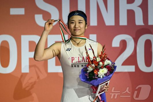 안세영(삼성생명)이 18일 인도 뉴델리에서 열린 인도 오픈 2026 배드민턴 여자 단식 결승전에서 중국의 왕즈이를 세트 스코어 2-0으로 꺽고 우승 시상식에서 금메달을 목에 걸고 있다. ⓒ AFP=뉴스1