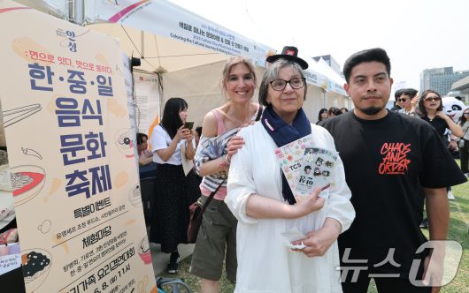 지난해 5월 30일 서울 종로구 광화문광장에서 열린 '한중일 협력의 날(TCS Day)’ 행사에서 외국인 관광객들이 다양한 체험을 하고 있다./뉴스1 ⓒ News1 임세영 기자