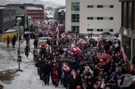 그린란드 수도 누크에서 주민 수천 명이 17일 거리로 나와 미국의 병합 시도에 반대하는 시위를 벌이고 있다. 2026.1.17 ⓒ 로이터=뉴스1 ⓒ News1 강민경 기자