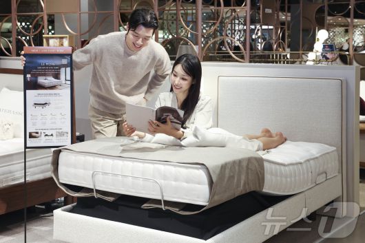 신세계백화점이 강남점 마테라소 매장에서 신세계까사의 2026년 신상품 모션베드 '르 무브'를 선보인다고 8일 밝혔다. (신세계백화점 제공. 재판매 및 DB 금지) 2026.1.8/뉴스1