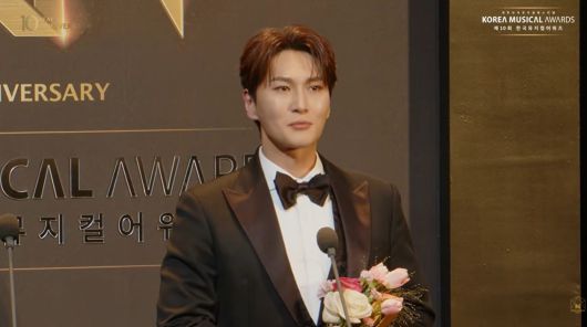'제10회 한국뮤지컬어워즈'에서 남우주연상을 받은 박은태.(한국뮤지컬어워즈 유튜브 생중계 캡처)