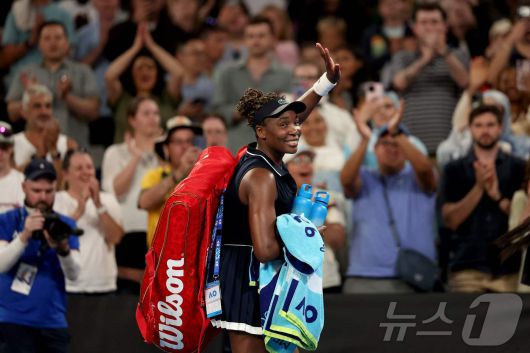 비너스 윌리엄스가 호주오픈 1회전에서 다닐로비치에게 패한 뒤 손을 흔들며 경기장을 나가고 있다. ⓒ AFP=뉴스1