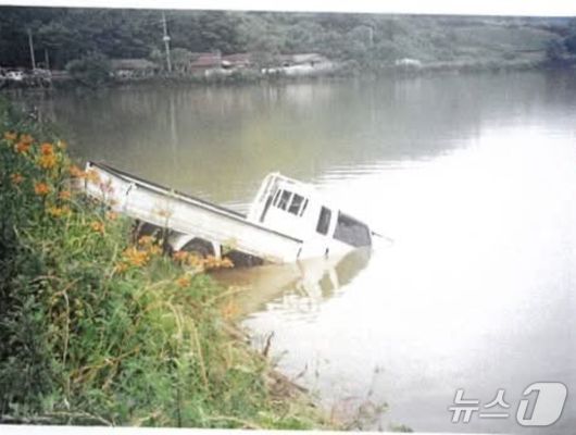 지난 2003년 전남 진도군 명금저수지(현재 송정저수지)에서 발생한 사고 현장의 모습. 2026.1.19/뉴스1