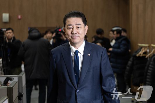 김병기 더불어민주당 의원이 19일 서울 여의도 국회 소통관에서 당 윤리심판원의 제명 결정에 대한 입장을 밝히는 기자회견을 하기 위해 단상으로 향하고 있다. 2026.1.19/뉴스1 ⓒ News1 이승배 기자