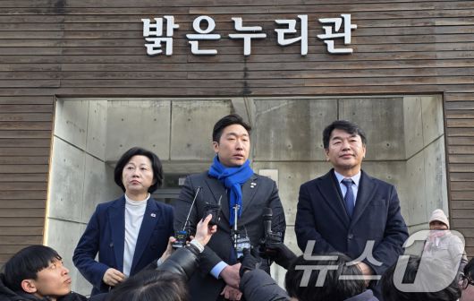 김용만 더불어민주당 의원이 19일 충남 천안 독립기념관 이사회를 마치고 기자회견을 하고 있다. 2026.1.19/뉴스1 ⓒ News1 이시우