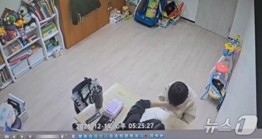 학대장면 CCTV.(인천장애인차별철폐연대 제공. 재배포 및 DB금지)2026.1.19/뉴스1
