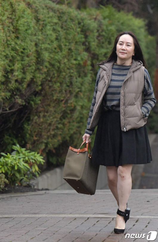 멍완저우 중국 화웨이 부회장 겸 최고재무책임자가 7일(현지시간) 캐나다 밴쿠버에 있는 브리티시 컬럼비아주 대법원에서 열리는 공판에 참석하기 위해 자택을 나서고 있다. ⓒ AFP=뉴스1 ⓒ News1 우동명 기자