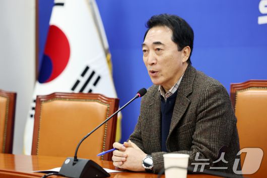 박수현 더불어민주당 수석대변인이 18일 서울 여의도 국회에서 열린 현안 기자간담회에서 취재진의 질문에 답변하고 있다. 2026.1.18/뉴스1 ⓒ News1 이승배 기자