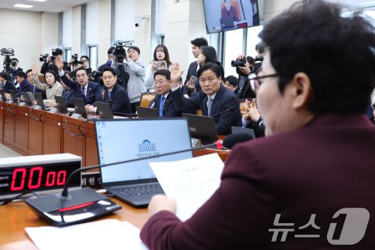 19일 서울 여의도 국회에서 열린 재정경제기획위원회 더불어민주당 의원들이 의사진행 발언을 요청하고 있다. 2026.1.19/뉴스1 ⓒ News1 신웅수 기자