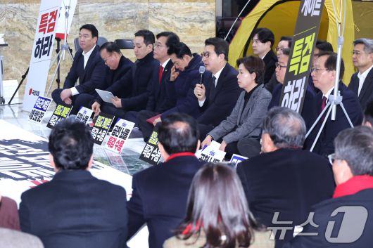 장동혁 국민의힘 대표가 19일 서울 여의도 국회 로텐더홀에서 열린 최고위원회의에서 생각에 잠겨 있다. 2026.1.19/뉴스1 ⓒ News1 신웅수 기자