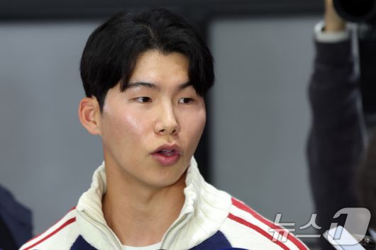 메이저리그(MLB) 진출 첫 시즌부터 월드시리즈(WS) 우승을 함께한 LA 다저스 김혜성이 6일 오후 인천국제공항을 통해 귀국하며 취재진의 질문에 답하고 있다. 2025.11.6/뉴스1 ⓒ News1 황기선 기자