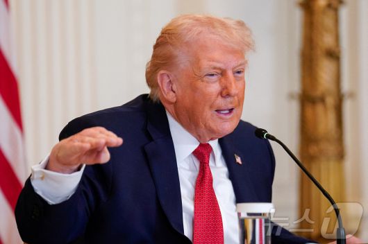 도널드 트럼프 미국 대통령이 16일(현지시간) 워싱턴D.C.의 백악관에서 열린 농촌 보건 관련 회의에 참석해 의약품 가격 인하에 대해 발언하고 있다. ⓒ 로이터=뉴스1 ⓒ News1 이창규 기자