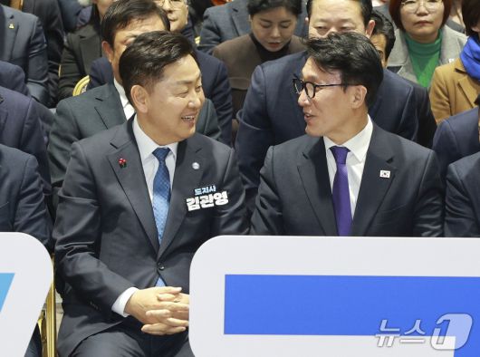 19일 전북대학교 JBNU컨벤션센터에서 JC전북지구·전북특별자치도 초청의 'K-국정설명회'가 개최된 가운데 김민석 총리와 김관영 전북지사가 이야기를 나누고 있다.(전북도 제공. 재판매 및 DB금지)/뉴스1