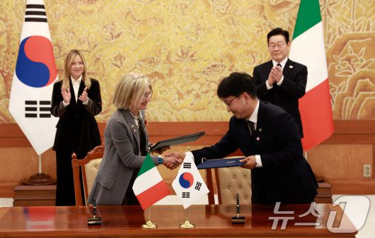 이재명 대통령과 조르자 멜로니 이탈리아 총리가 참석한 가운데 19일 청와대에서 김광용 행정안전부 재난안전관리본부장과 에밀리아 가또 주한이탈리아대사가 시민보호 협력 양해각서 협약식을 하고 있다. 2026.1.19/뉴스1 ⓒ News1 이재명 기자