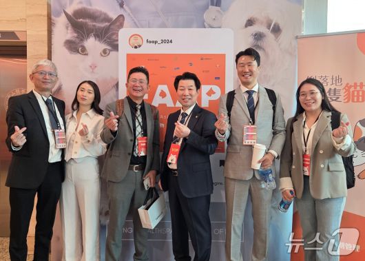 2026 아시아동물임상의학포럼(FAAP)이 17일 대만 타이중에서 열렸다.  이영락 부산수의사회장(왼쪽 4번째)과 아시아 수의사들이 기념사진을 찍고 있다. ⓒ 뉴스1