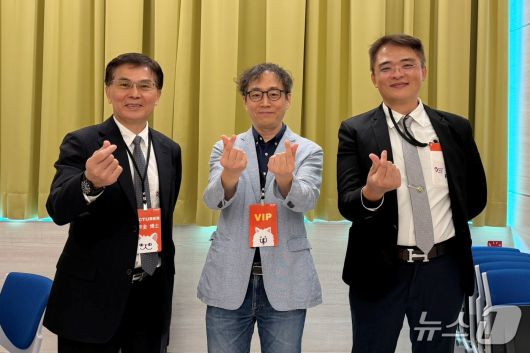 2026 아시아동물임상의학포럼(FAAP)이 대만 타이중에서 열렸다. 김현욱 회장(가운데)이 아시아 수의사들과 기념사진을 찍고 있다. ⓒ 뉴스1