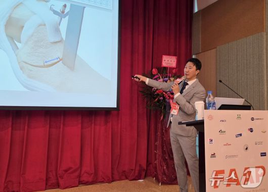 2026 아시아동물임상의학포럼(FAAP)이 17일 대만 타이중에서 열렸다. 김영기 수의사가 관절 치료 강의를 하고 있다. ⓒ 뉴스1