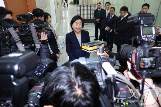 이혜훈 기획예산처 장관 후보자가 19일 서울 여의도 국회에서 취재진의 질의에 답변하고 있다. 2026.1.19/뉴스1 ⓒ News1 신웅수 기자