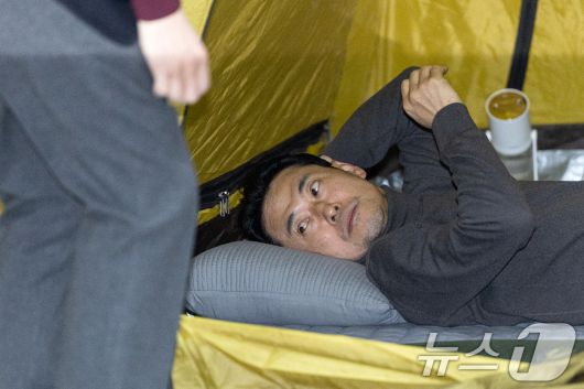 장동혁 국민의힘 대표가 지난 18일 서울 여의도 국회 로텐더홀에 자리한 텐트에 누워있다. 2026.1.18/뉴스1 ⓒ News1 이승배 기자