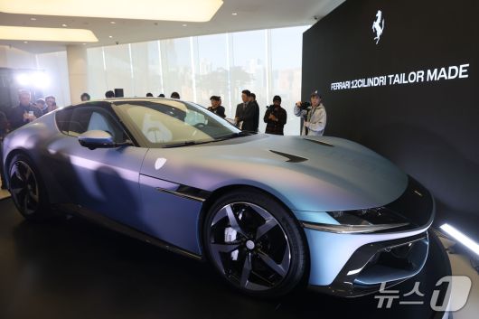 페라리가 19일 오후 서울 서초구 반포 전시장에서 한국 시장을 위해 특별히 제작된 세상에 단 하나뿐인 페라리 12 칠린드리 테일러메이드를 공개하고 있다.ⓒ 뉴스1 이광호 기자