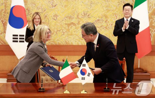 이재명 대통령과 조르자 멜로니 이탈리아 총리가 참석한 가운데 19일 청와대에서 허민 국가유산청장과 에밀리아 가또 주한이탈리아대사가 문화유산 및 경관 보호 양해각서 협약식을 하고 있다. 2026.1.19/뉴스1 ⓒ News1 이재명 기자