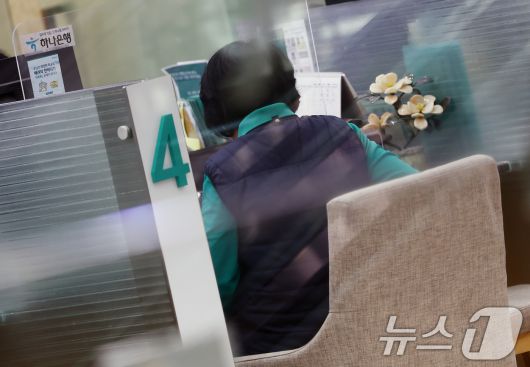 서울 시내 은행에서 시민이 상담을 받기 위해 이동하고 있다.  2026.1.2/뉴스1 ⓒ News1 김민지 기자