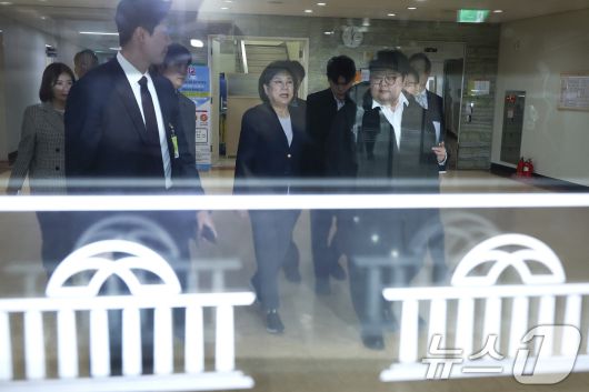 이혜훈 기획예산처 장관 후보자가 19일 서울 여의도 국회에서 자신의 인사청문회 출석 대기를 위해 대기실로 향하고 있다. 2026.1.19/뉴스1 ⓒ News1 신웅수 기자