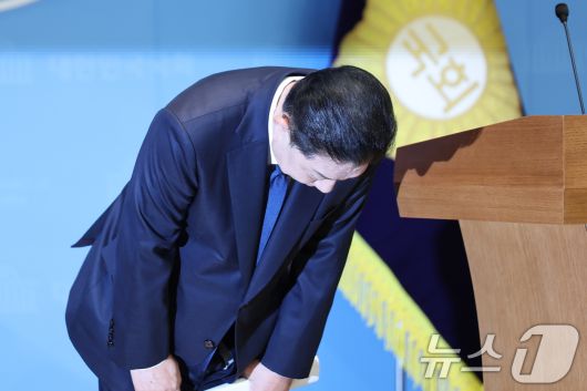 김병기 더불어민주당 의원이 19일 서울 여의도 국회 소통관에서 당 윤리심판원의 제명 결정에 대한 입장을 밝히는 기자회견을 하며 고개숙여 인사를 하고 있다. 2026.1.19/뉴스1 ⓒ News1 이승배 기자