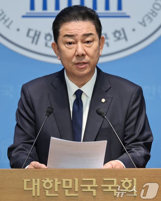 김병기 더불어민주당 의원이 19일 서울 여의도 국회 소통관에서 당 윤리심판원의 제명 결정에 대한 입장을 밝히는 기자회견을 하고 있다. 2026.1.19/뉴스1 ⓒ News1 이승배 기자