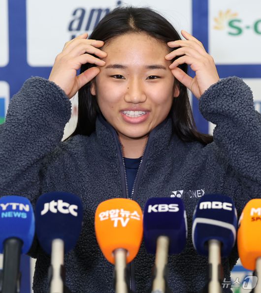 인도 오픈 2연패를 거두고 돌아온 '배드민턴 여제' 안세영(24·삼성생명)이 19일 오후 인천국제공항을 통해 귀국해 소감을 밝히고 있다. 2026.1.19/뉴스1 ⓒ News1 오대일 기자