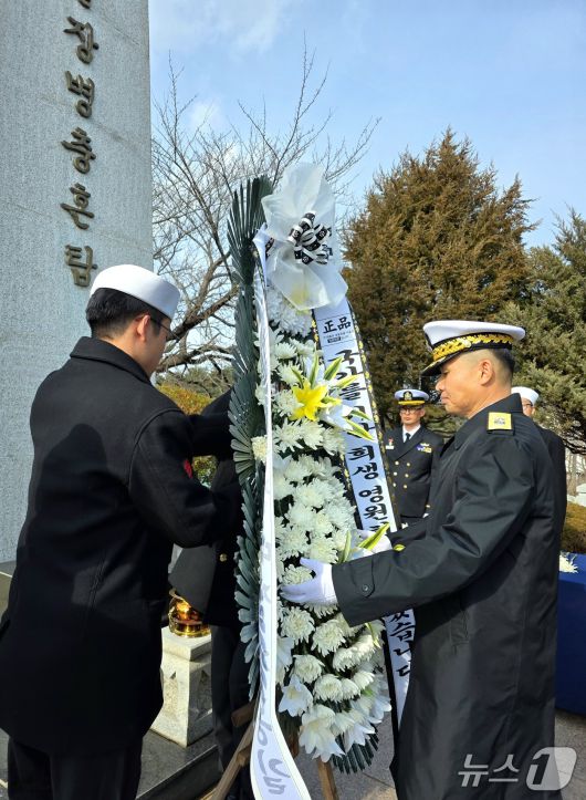 해군 제1함대사령부는 19일 강원 고성군 거진읍에 위치한 당포함 전몰장병 충혼탑에서 '제59주기 당포함 전몰장병 추모행사'를 거행했다.(1함대 제공, 재판매 및 DB 금지) 2026.1.19/뉴스1